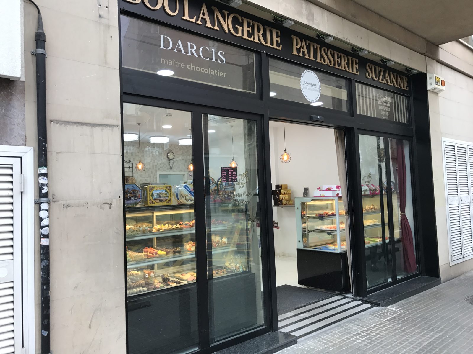 Reforma de fachada de la Boulangerie Patisserie Darcis en Barcelona