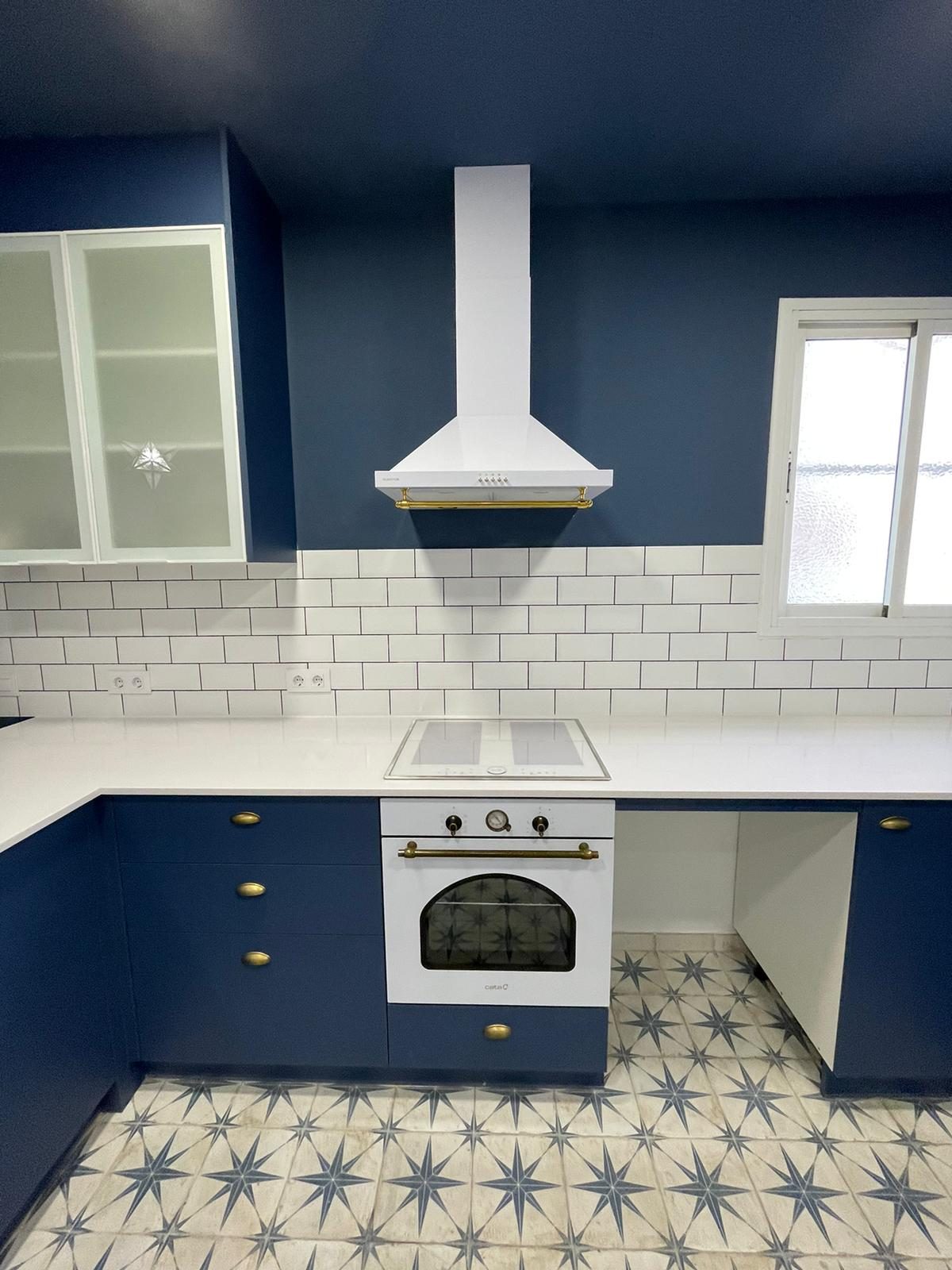 Cocina azul vintage estilo americano en Cornellà de Llobregat