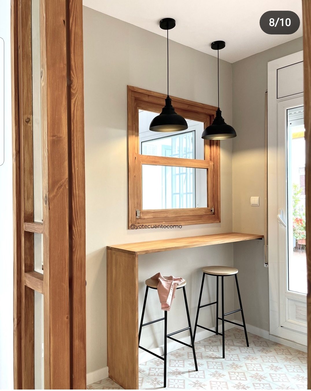 Rincón desayunador con banco de obra y ventana de madera